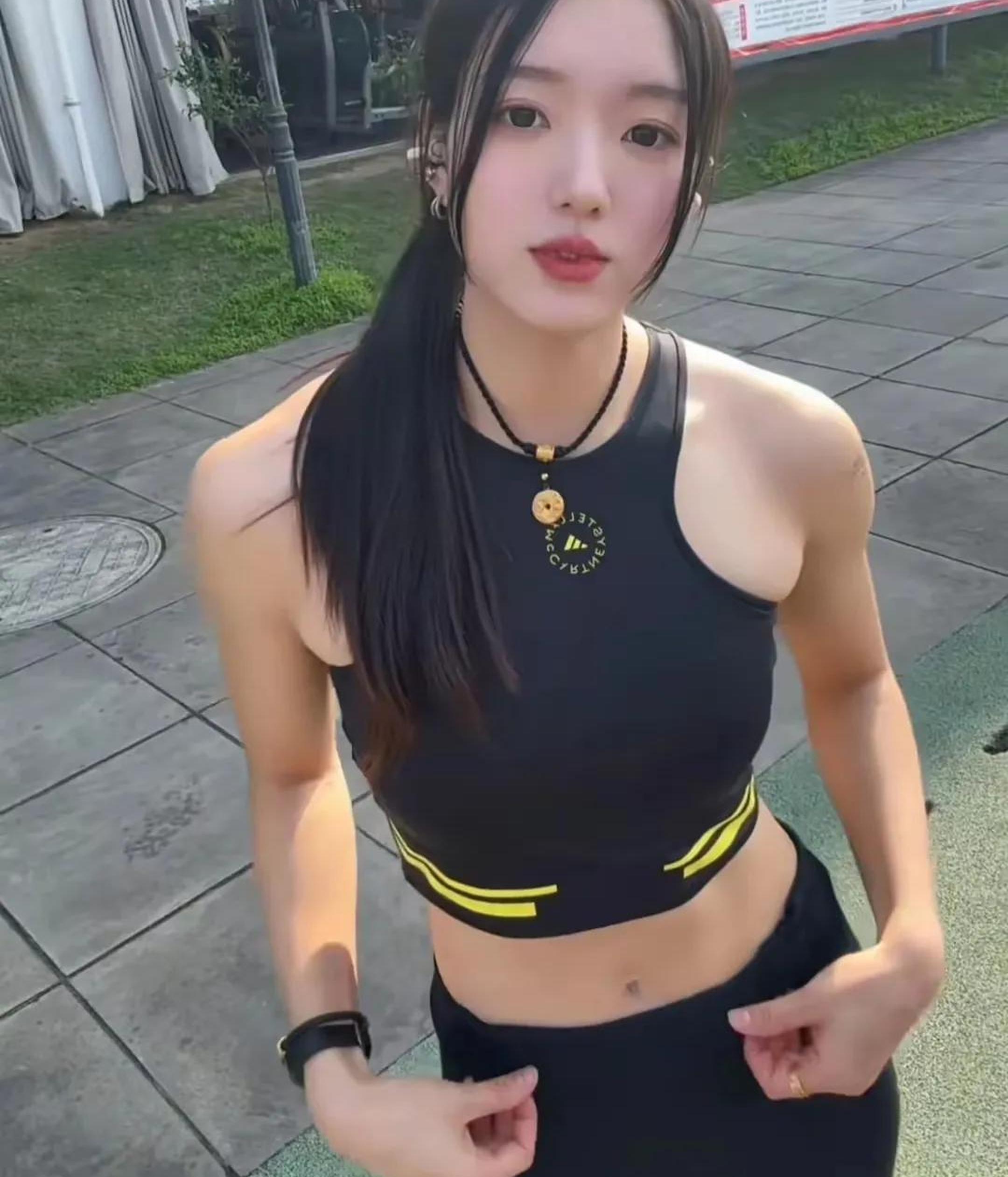 爱游戏体育下载-运动员表现出众，赛场风景成焦点