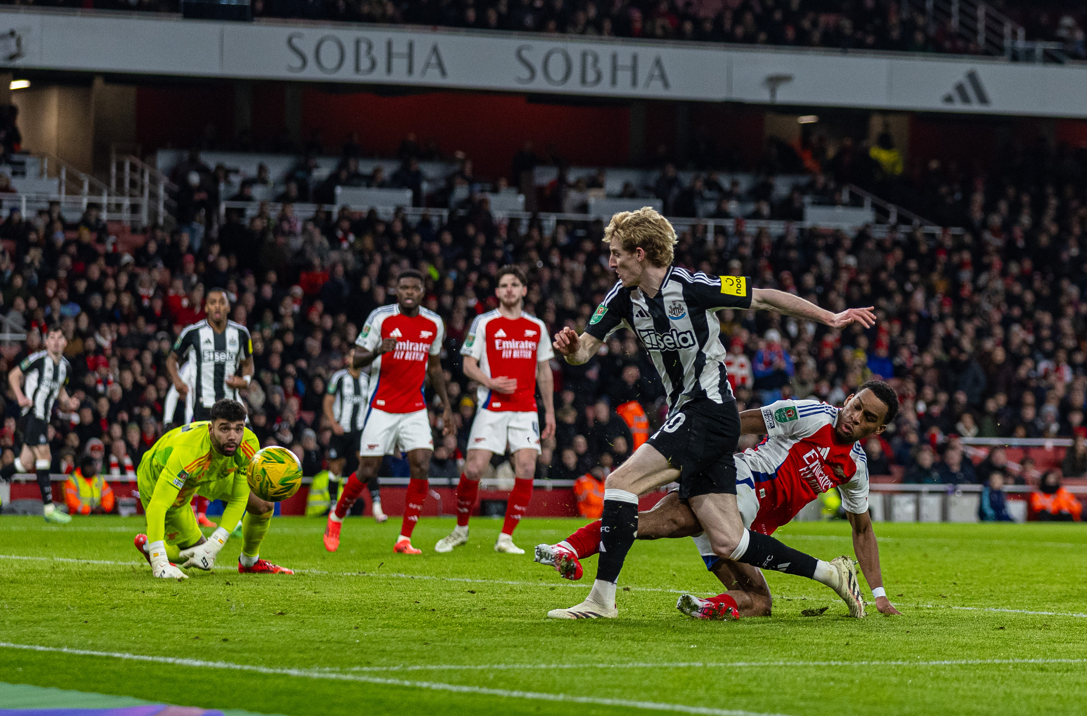 爱游戏官方登录入口-阿森纳队长双响，助球队夺得胜利