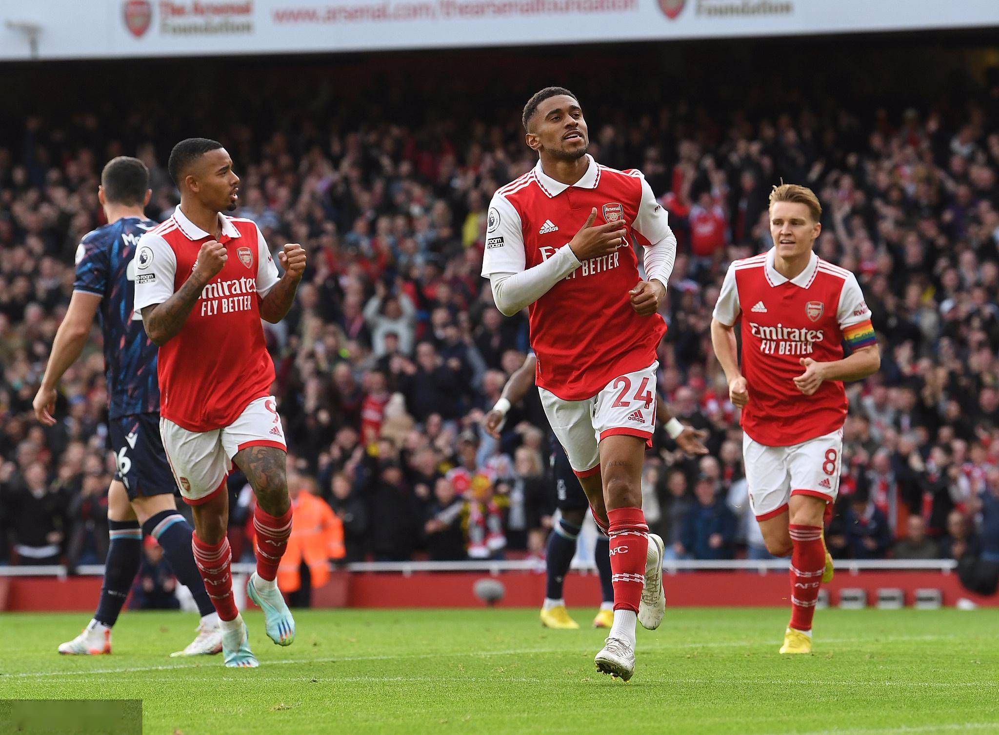 阿森纳队长双响，助球队夺得胜利