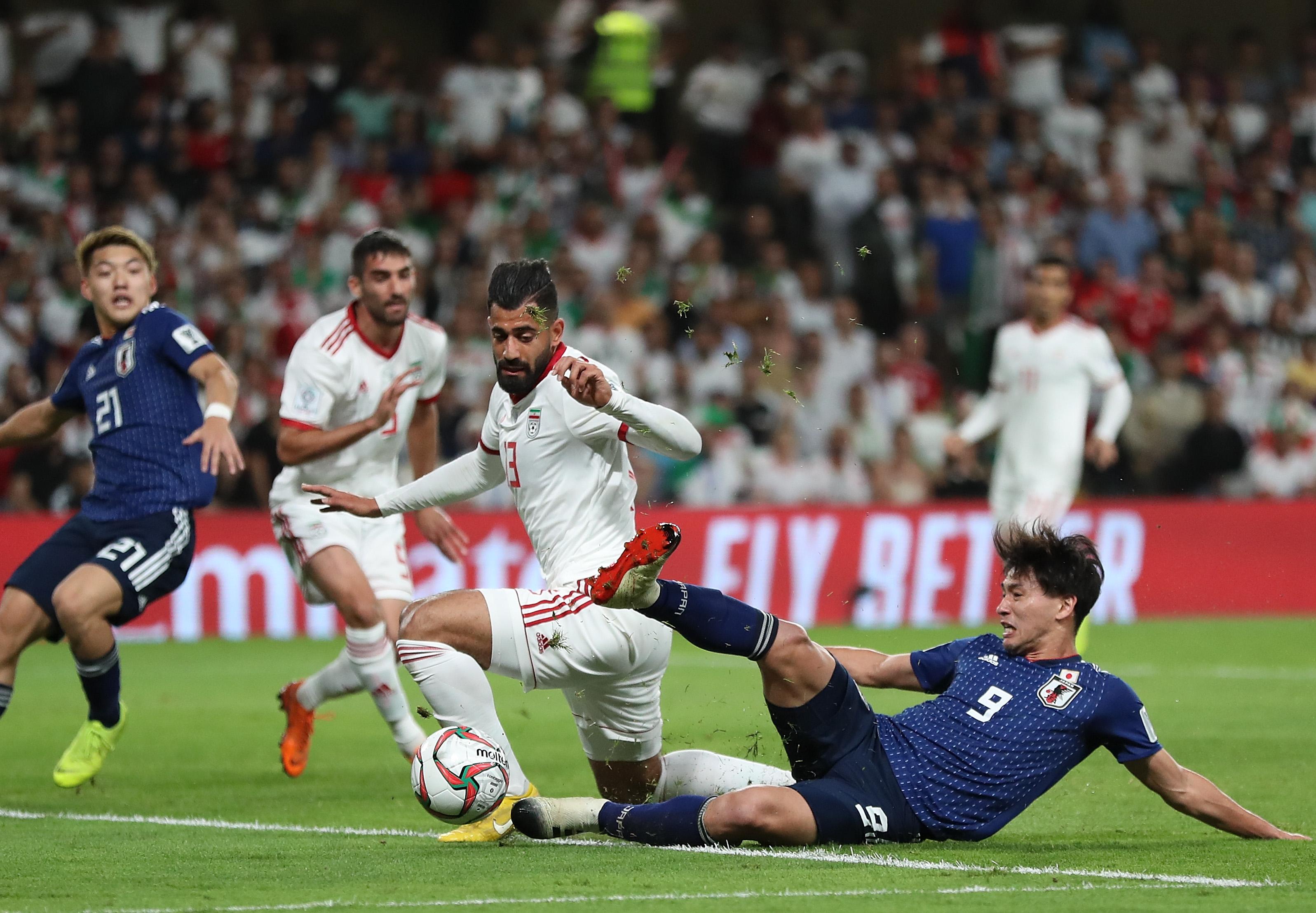 包含南美洲篮球联赛半决赛鏖战，球队势均力敌难分胜负的词条