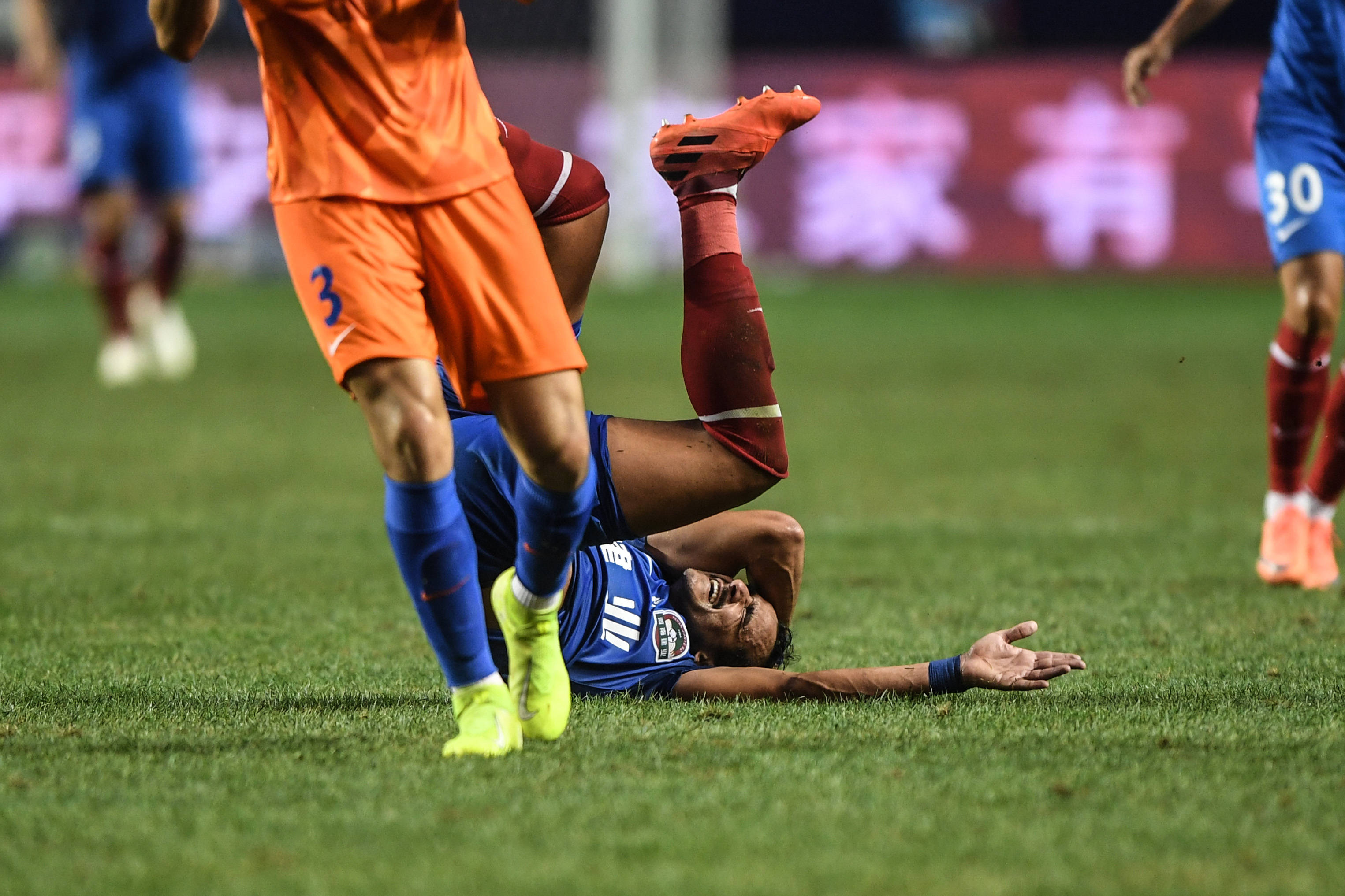 河南建业主场逼平山东鲁能，积分持平