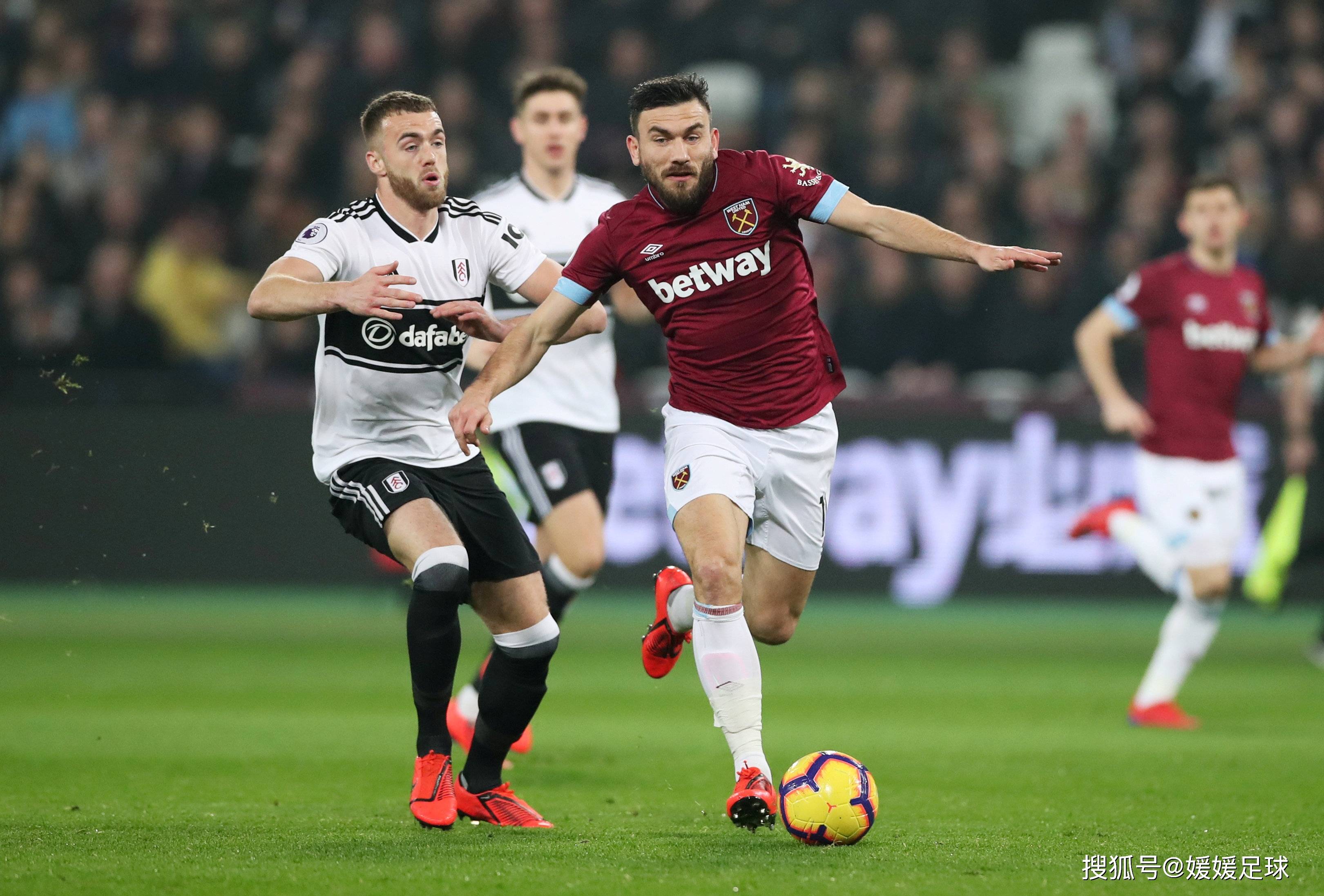 汉姆联主场击败切尔西，取得重要胜利