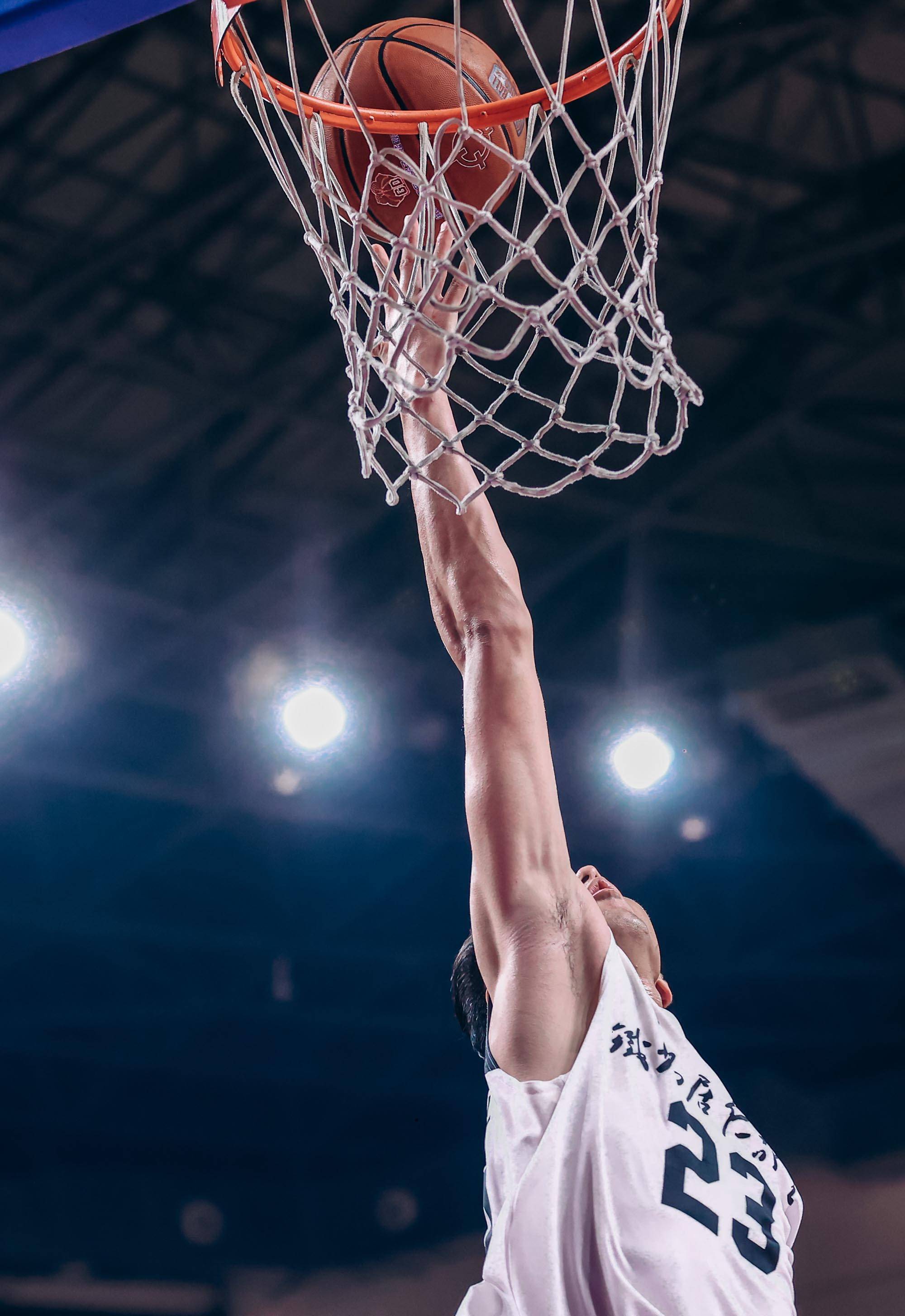 爱游戏体育官网-篮球比赛中一位球员大放异彩，场上表现霸气十足的简单介绍