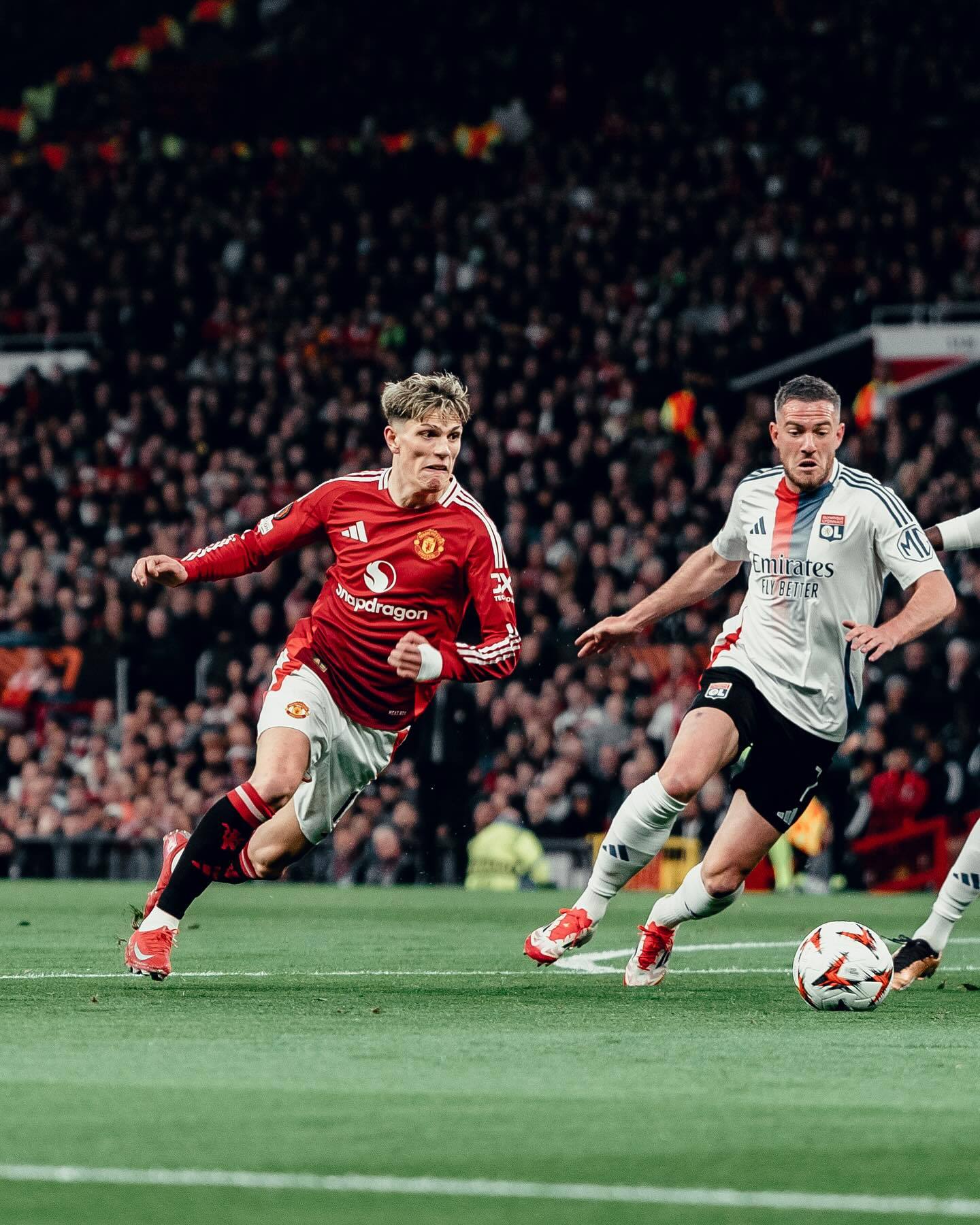 曼联客场取胜，提前锁定欧冠席位