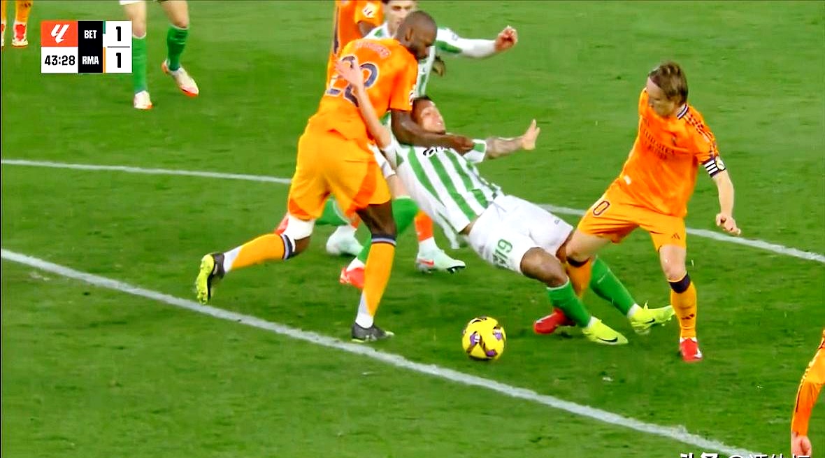 包含皇家社会客场击败劲敌，取得关键胜利的词条