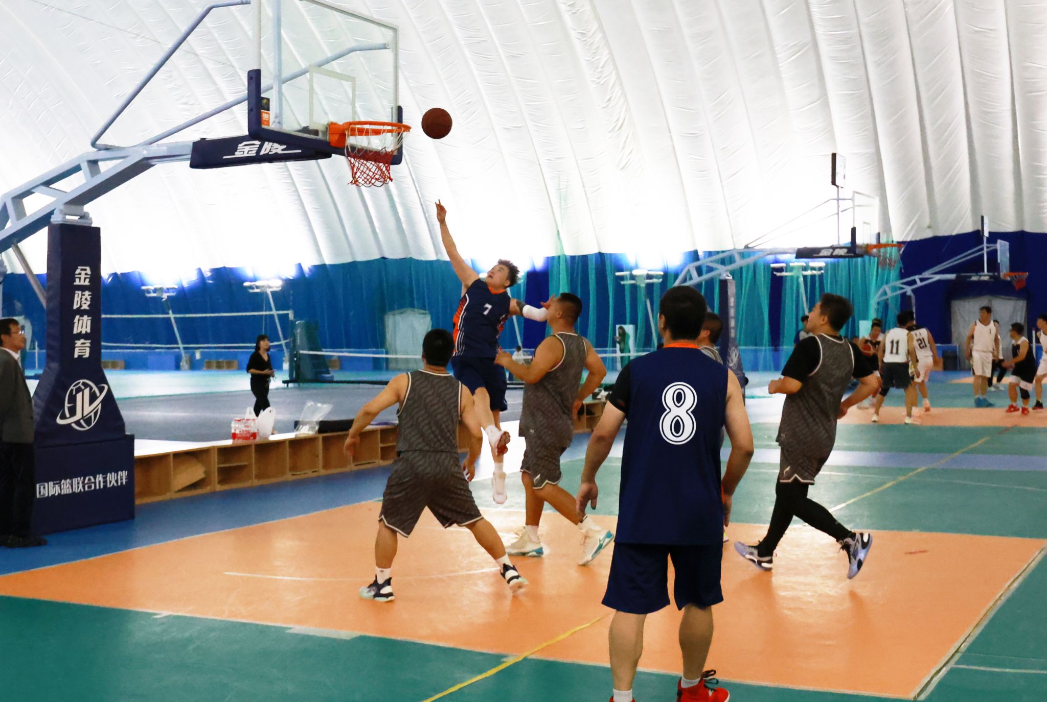 爱游戏体育链接-火爆赛场，国内篮球职业大赛气氛热情高涨