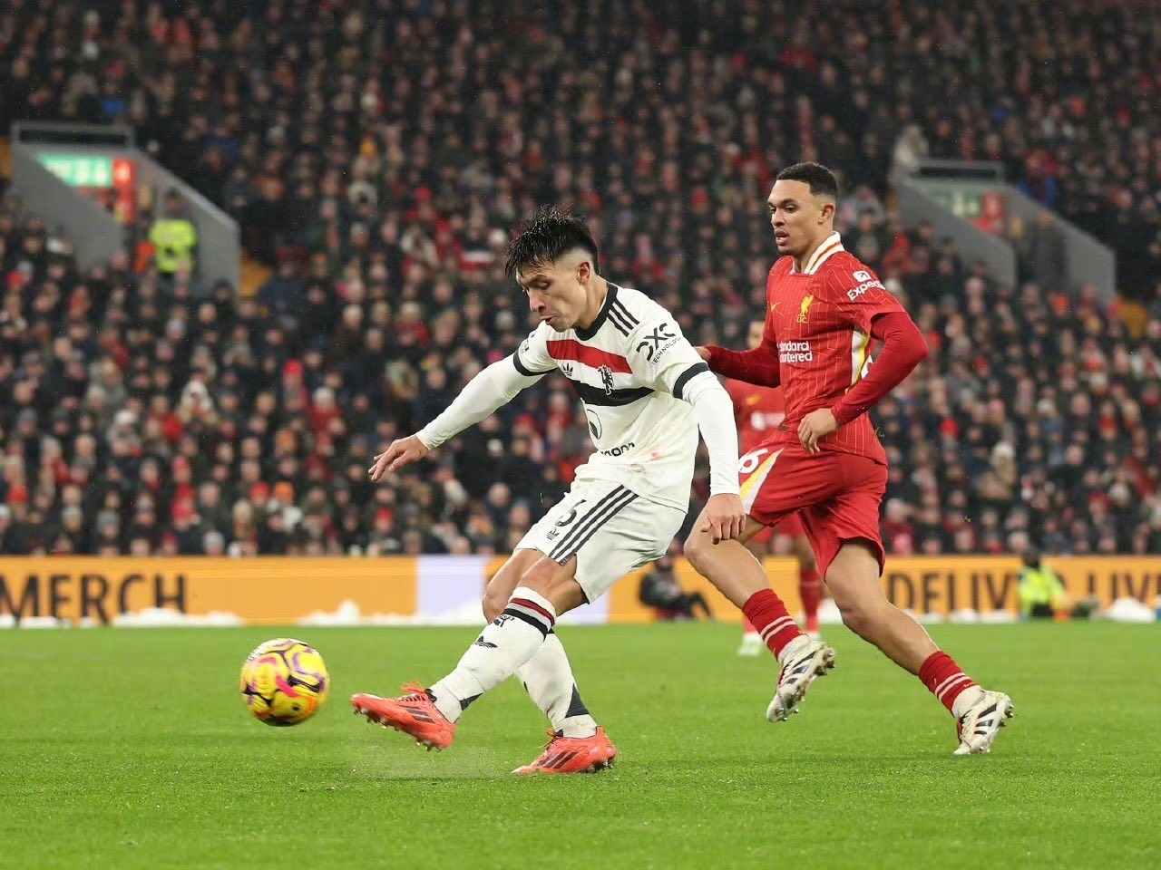 关于曼联客场战平，保持对榜首的追逐的信息