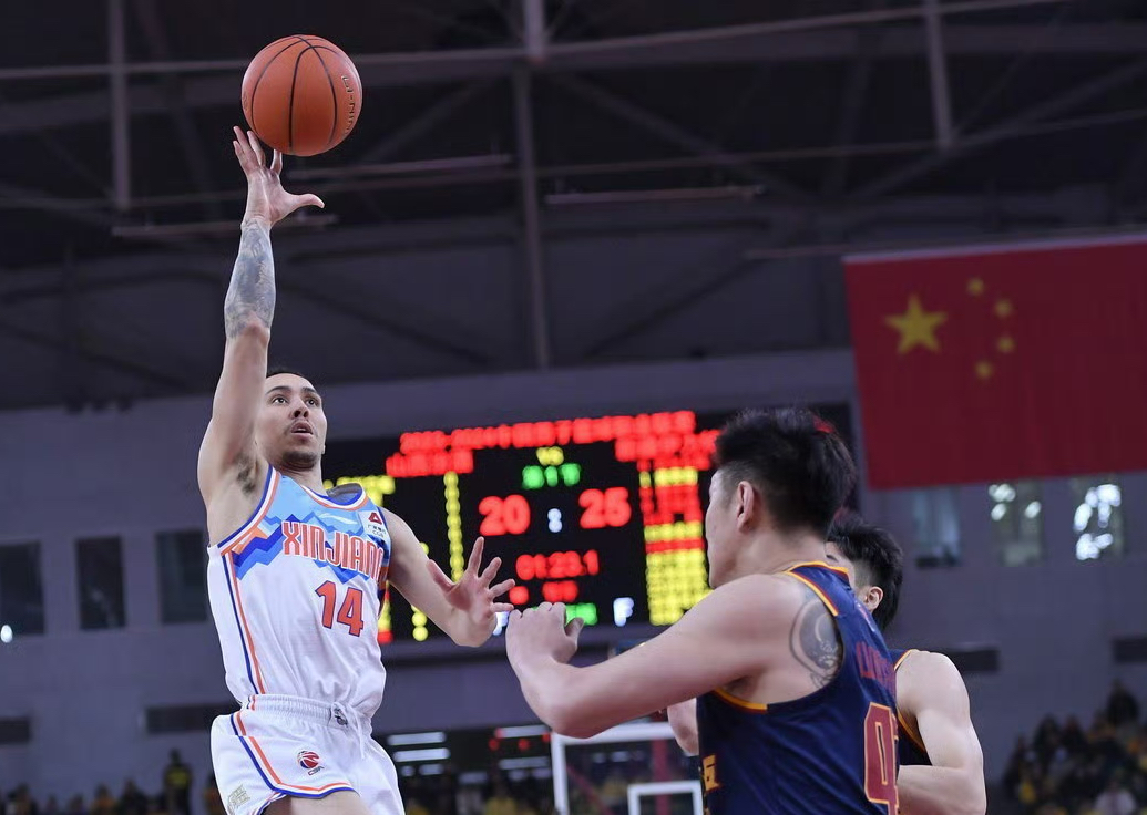 广东男篮击败新疆男篮，易建联再展神威