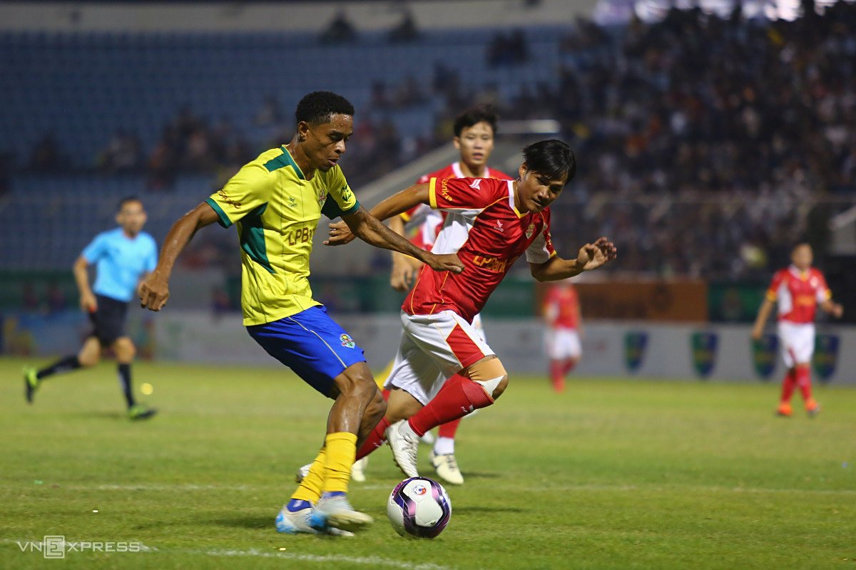 足球比赛中，巴西队赢得胜利，晋级下一轮的简单介绍