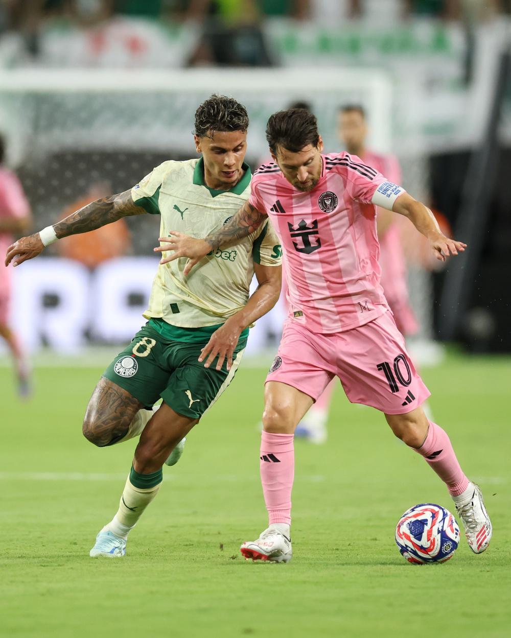 关于巴塞罗那客场大胜巴黎圣日耳曼，格列兹曼连入三球狂扫对手的信息