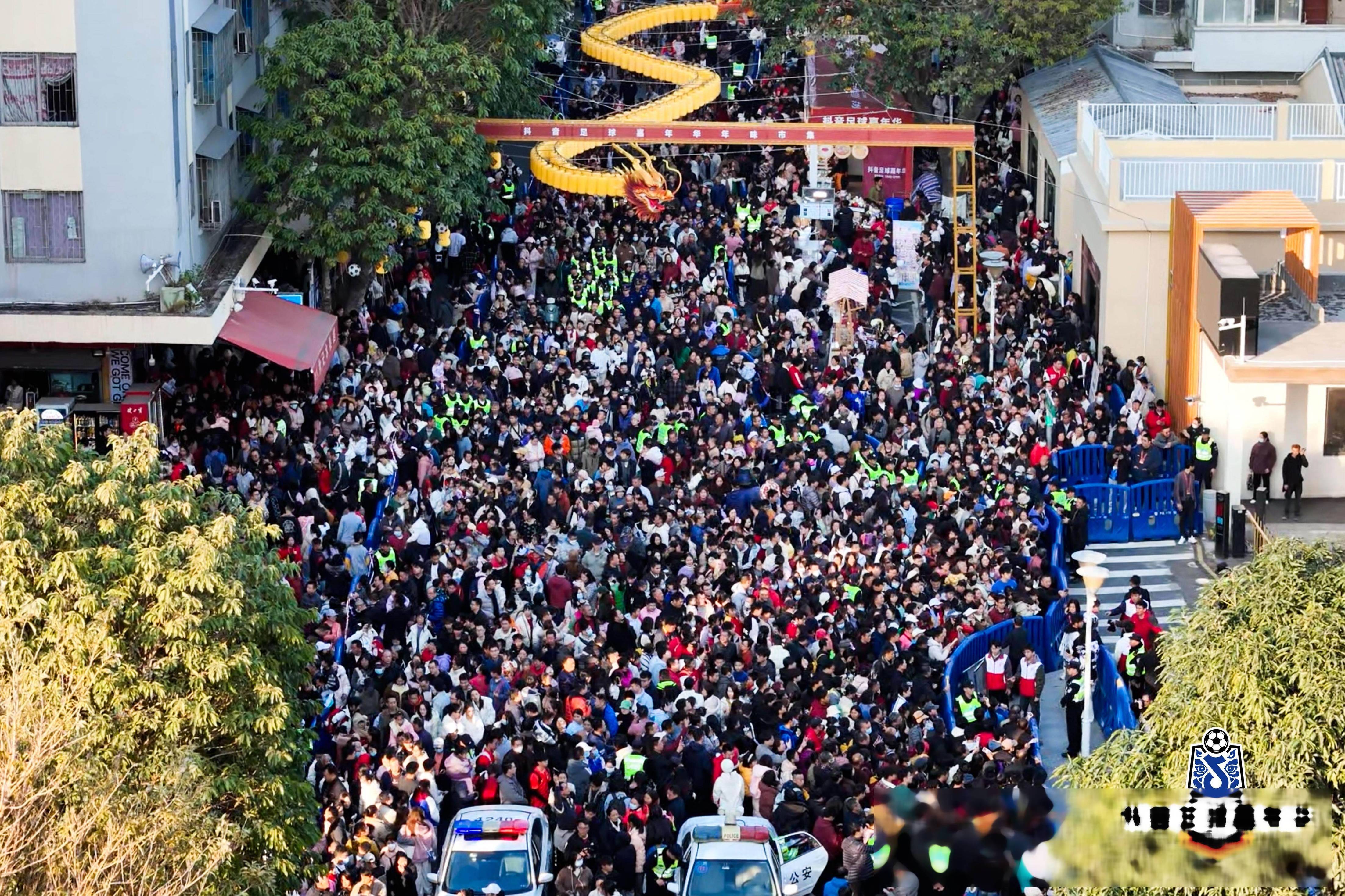 关于精彩足球比赛现场热闹，嘉宾云集的信息