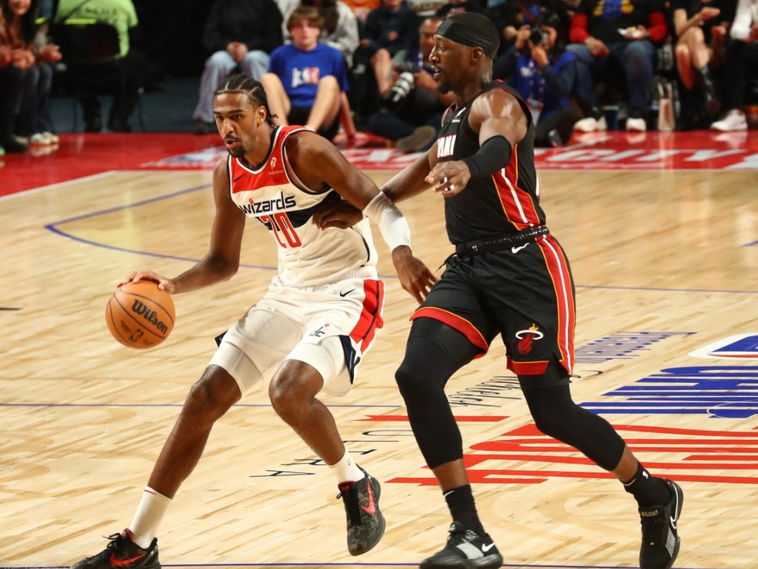 包含热火队大胜对手，士气高昂备战季后赛的词条