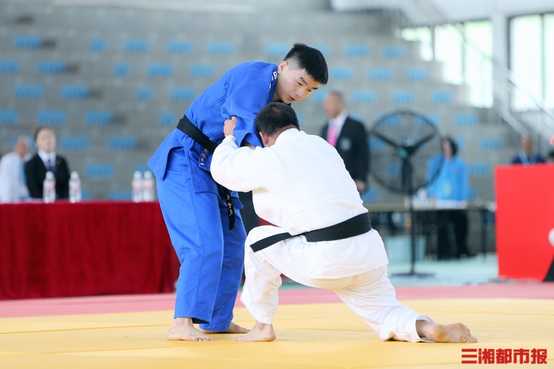 十三名参赛者在柔道比赛中实现突破