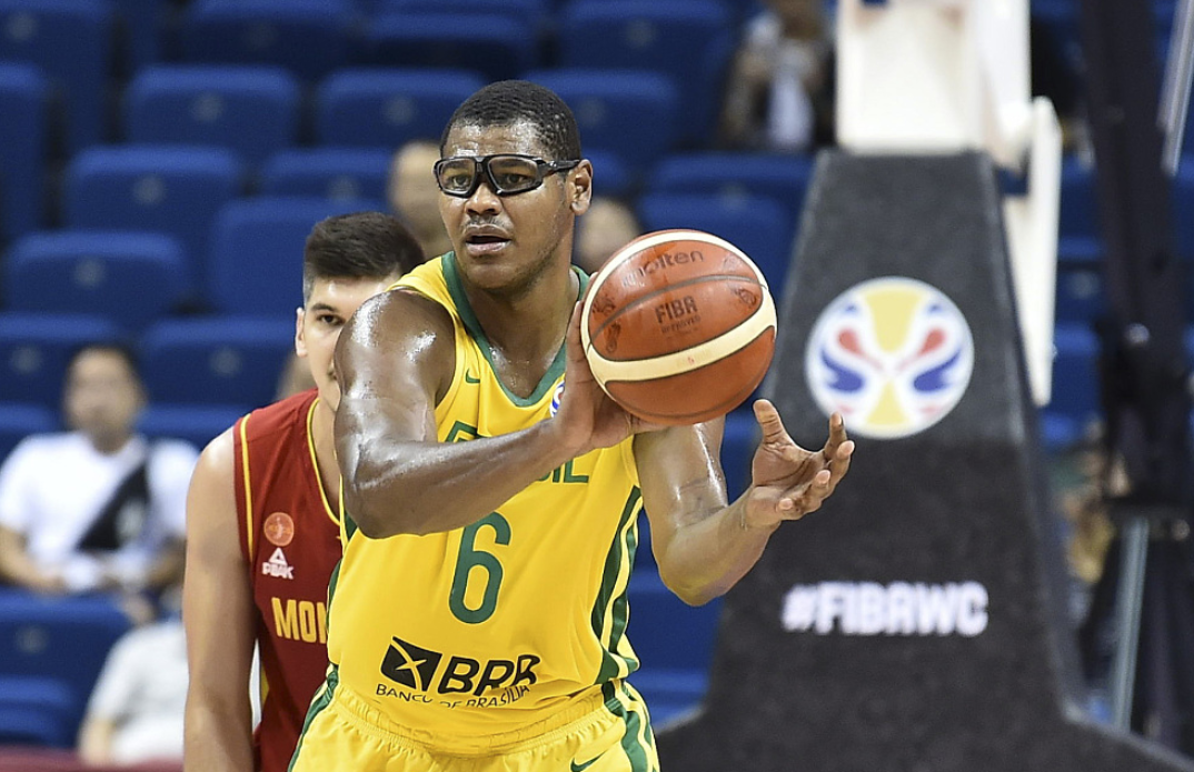 南美男篮在比赛中表现出色，击败对手达成胜利